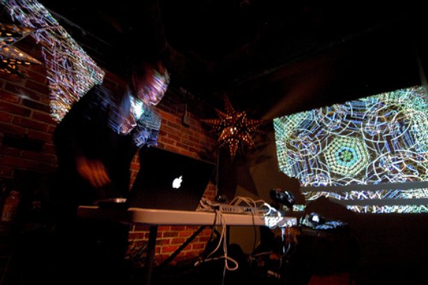 Steve Nalepa performt beim Mind Meld in Rhode Island