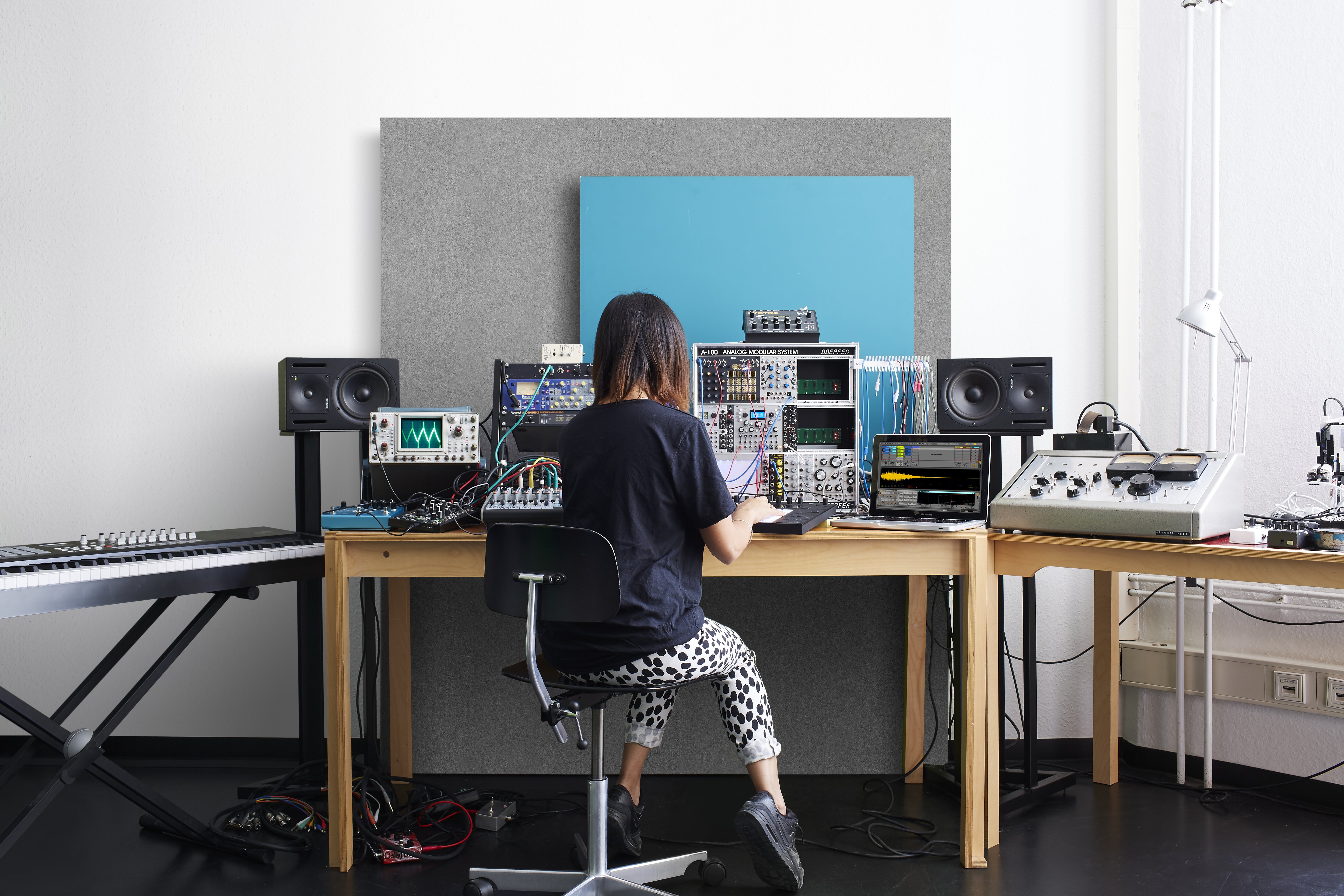 How to make music. Студия звукозаписи аблетон. Ableton Live студия домашняя. Ableton Live в студии. DAW для студии звукозаписи.